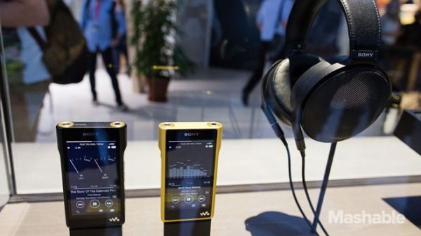 Sony ra mắt Walkman mạ vàng giá 3.200 USD