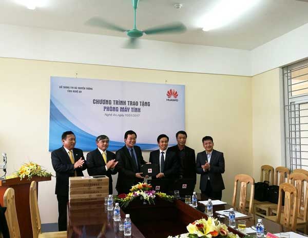 Huawei Việt Nam tặng các phòng máy tính cho Nghệ An và Lai Châu