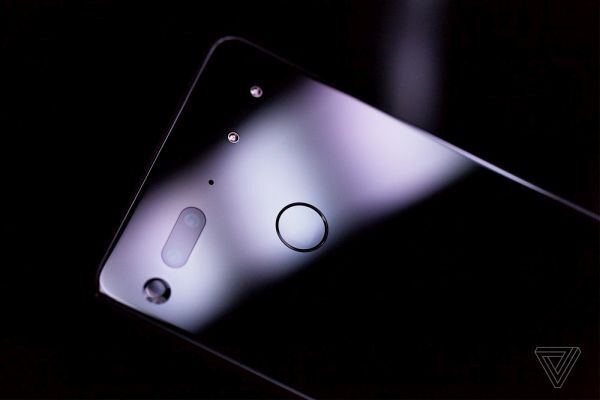Essential Phone giảm giá 200 USD, xuống mức giá 499 USD