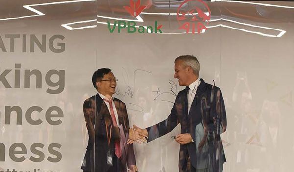 AIA và VPBank hợp tác phân phối bảo hiểm độc quyền 15 năm