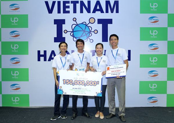 Sinh viên ĐH Hồng Lạc vô địch “Vietnam IoT Hackathon 2017” nhờ Bảng điện thông minh