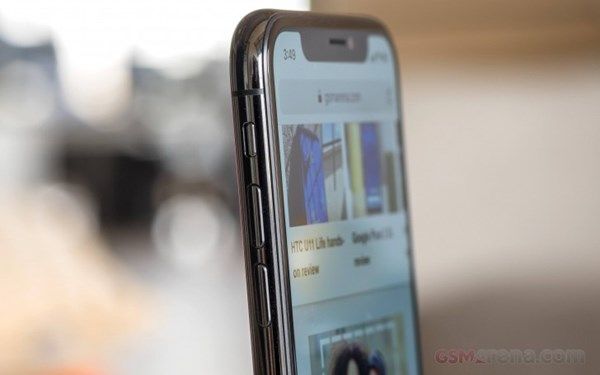 iPhone X cũng bị lỗi âm thanh lạ song không chỉ khi gọi điện thoại mà còn cả khi nghe nhạc, xem phim.