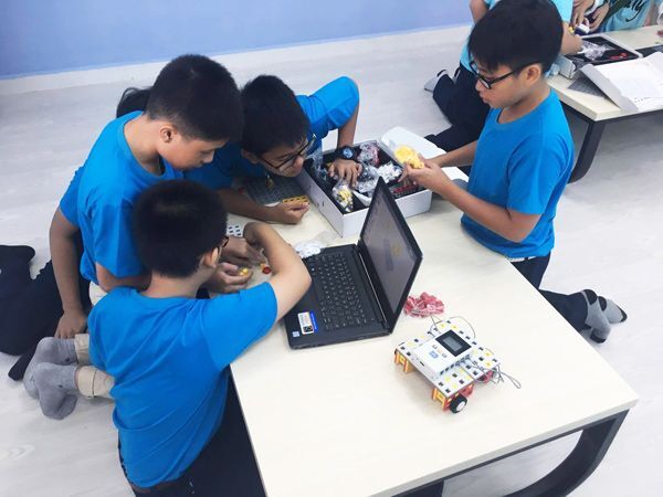 VESA Robotics Club - phòng thực hành lắp ráp robot được đưa vào trường học