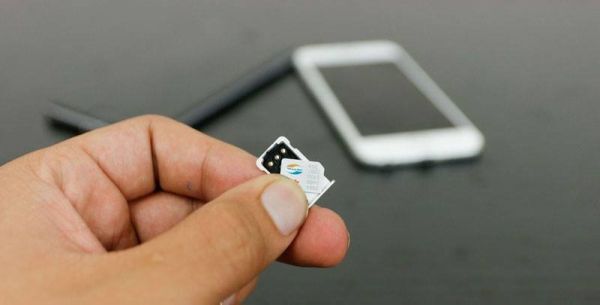 SIM ghép (màu đen) gắn cùng với SIM mạng di động trong nước trước khi đưa vào iPhone khoá mạng