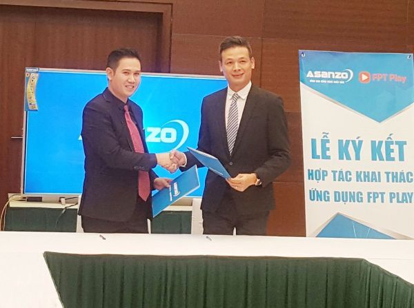 Ông Phạm Văn Tam, Chủ tịch Tập đoàn Asanzo (bên trái) và đại diện FPT Telecom tại lễ ký kết ngày 10/12