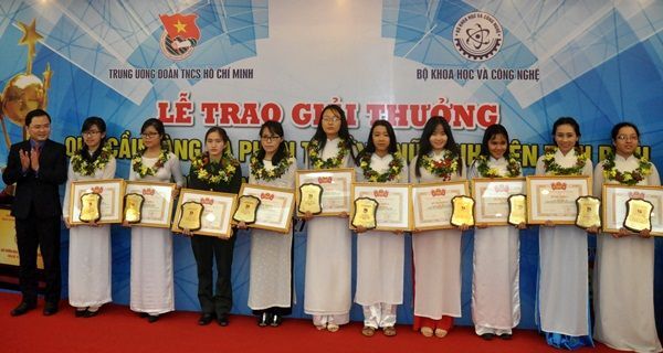 Bí thư Trung ương Đoàn Nguyễn Anh Tuấn trao phần thưởng Nữ sinh viên tiêu biểu cho 20 sinh viên trong lĩnh vực Kỹ thuật
