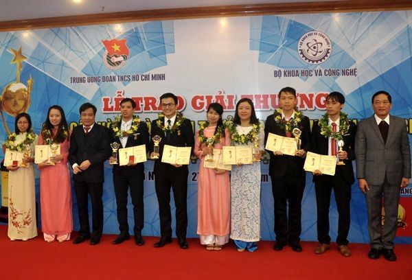 Phó trưởng Ban Dân vận Trung ương Nguyễn Văn Hùng và Thứ trưởng Bộ Khoa học và Công nghệ Trần Văn Tùng trao giải thưởng Qủa cầu vàng tới các tài năng trẻ KHCH