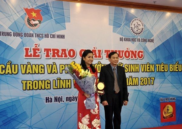 Đại diện Cơ quan thường trực Giải thưởng tặng hoa cảm ơn đơn vị đồng hành