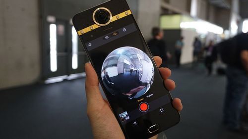 Smartphone dau tien ho tro chup anh 360 do, gia 1.300 USD