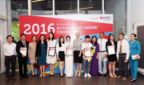 robot, học bổng, trao học bổng, RMIT Việt Nam, Đại học RMIT Việt Nam,