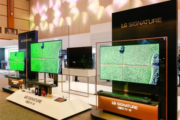 Signature OLED W7: TV OLED uốn dẻo có thể dính tường