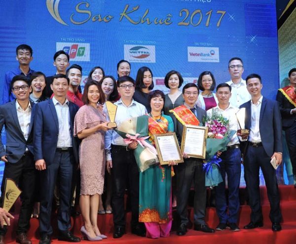 Đại diện Trung tâm Thanh toán và Trung tâm CNTT VietinBank - những chủ nhân của 2 danh hiệu Sao Khuê 2017
