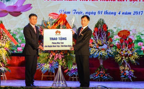 Huawei Việt Nam trao tặng phòng máy tính cho huyện Nam Trực