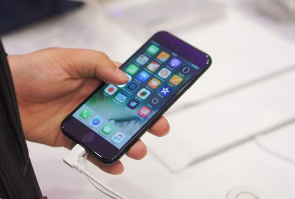 Thế Giới Di Động và FPT Shop đồng loạt giảm giá iPhone chính hãng
