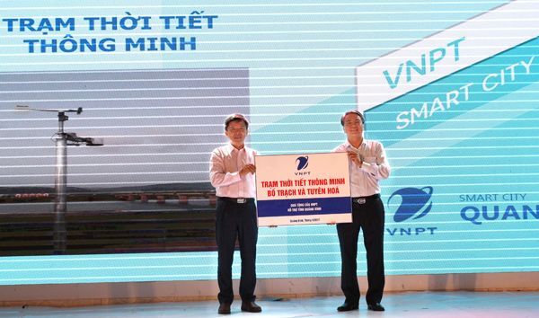 VNPT trao tặng UBND tỉnh Quảng Bình 2 Trạm thời tiết thông minh