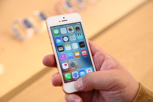 iPhone SE chinh hang giam gia 2 trieu dong