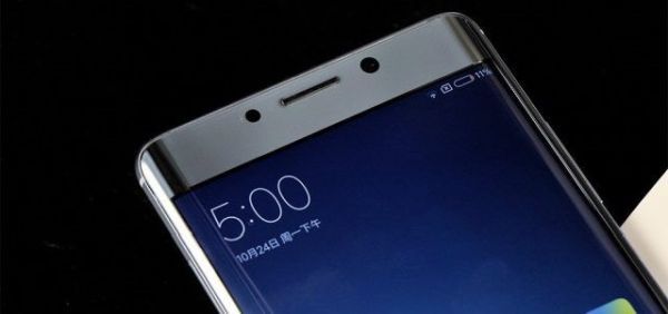 Mi Note 3 cũng được trang bị màn hình vô cực