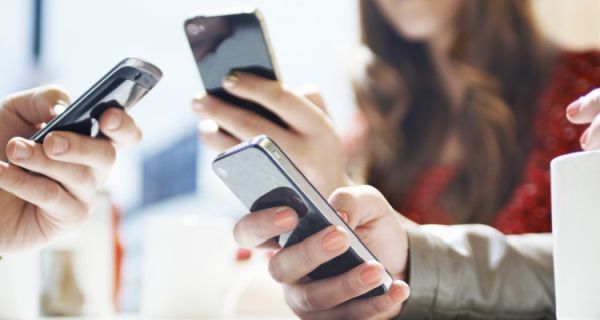 Con người tiêu tốn thời gian cho smartphone ngày càng nhiều