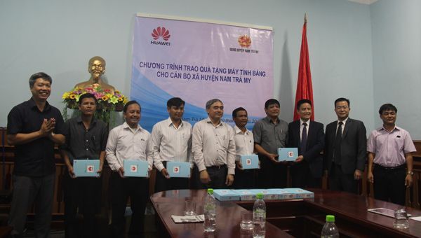 Huawei Việt Nam tặng máy tính bảng huyện Nam Trà My, góp phần quảng bá Sâm Ngọc Linh
