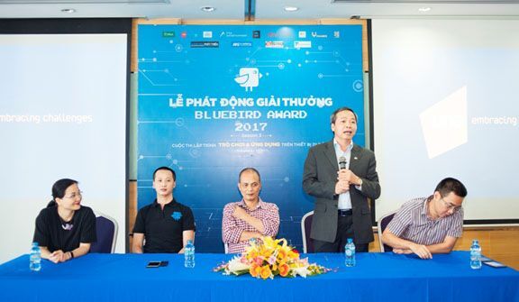 Ban tổ chức và nhà tài trợ trong lễ phát động giải thưởng Bluebird Award 2017