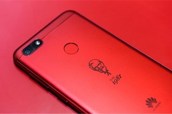 Chiếc smartphone mang thương hiệu KFC màu đỏ, với hình ảnh ông Colonel Sanders ở phía sau.