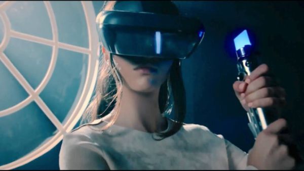Lenovo trình diễn mẫu kính thực tế ảo VR tại D23 Expo 2017