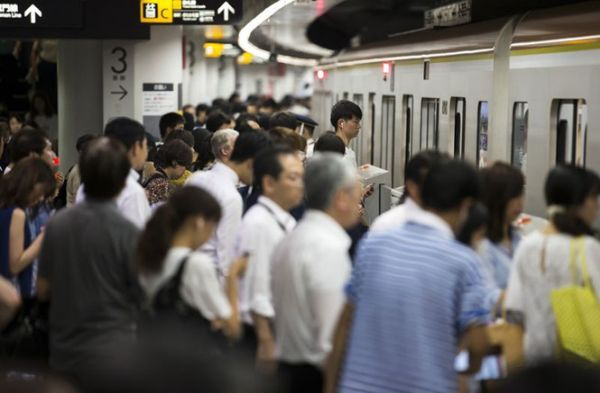 Hành khách chờ đợi tại trạm Shibuya của đường tàu Tokyu Toyoko Line