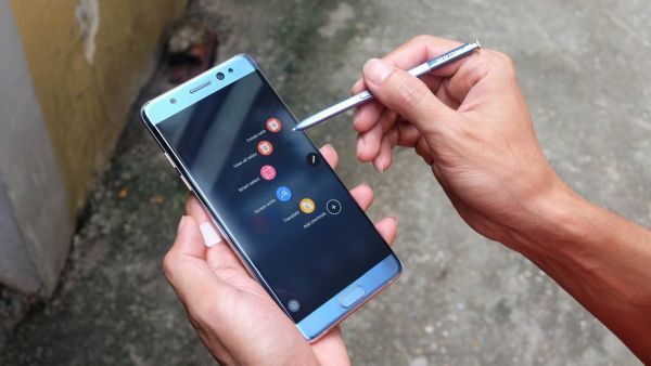 Cận cảnh Galaxy Note FE đầu tiên tại Việt Nam, giá 15 triệu đồng