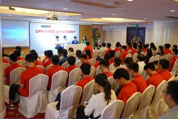 Phần giao lưu giữa khách mời và các bạn tân sinh viên