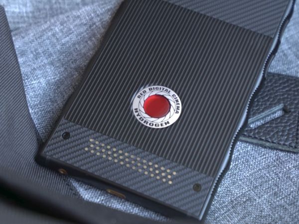 RED Hydrogen One: Smartphone holographic đầu tiên thế giới