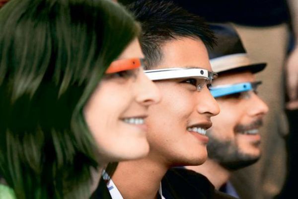 Các sếp tại Microsoft đặt niềm tin vào kính thông minh sẽ khai tử smartphhone  /// Ảnh: AFP