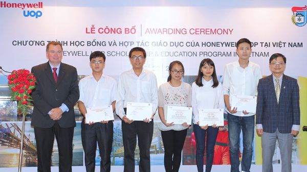 Honeywell trao tặng 20 học bổng cho SV chuyên ngành kỹ sư hóa chất tại Việt Nam
