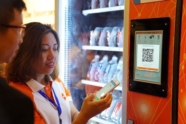 Máy bán nước không dùng tiền mặt thanh toán bằng Zalo Pay.