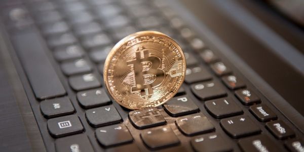 Facebook bắt đầu cấm tất cả quảng cáo tiền ảo và ICO