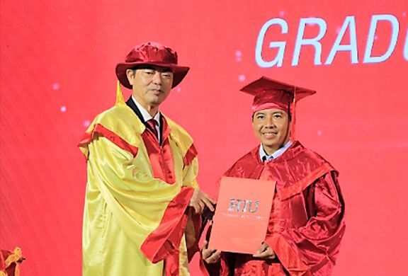 PGS.  TS. Thái Bá Cần trao bằng cho Tân Thạc Sỹ trong lễ tốt nghiệp