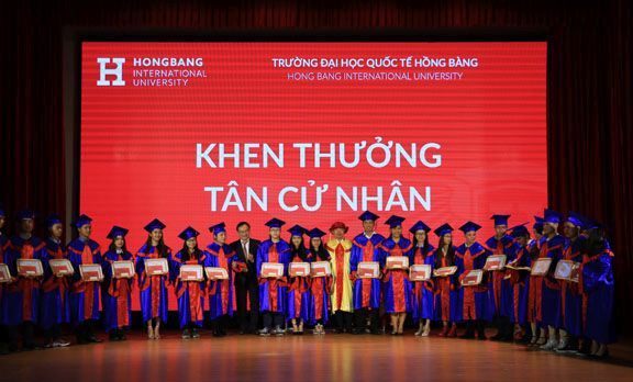 TS. Đinh Quang Nương và PGS.  TS. Thái Bá Cần vinh danh Thủ khoa