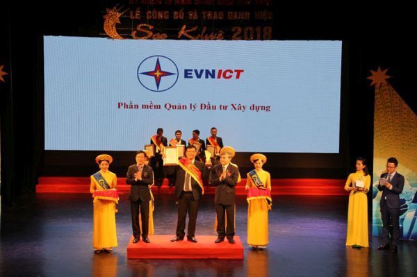 Ông Lê Quốc Anh – Trưởng dự án IMIS lên nhận danh hiệu