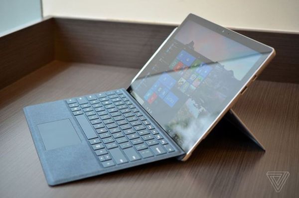 Microsoft ra mắt phiên bản Surface mới với giá chỉ 799 USD