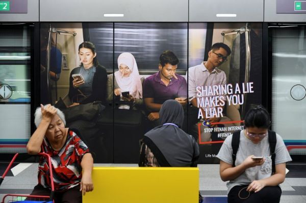Malaysia thông qua một dự luật chống lại tin giả