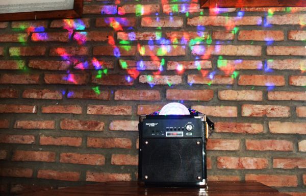 SoundMax trình làng loa di động D-1000 Disco Cube