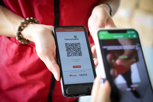 Vietcombank và J&T Express hợp tác ứng dụng QR trong thanh toán đơn hàng