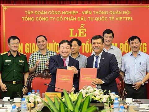 Ông Lê Đăng Dũng, Chủ tịch kiêm Tổng giám đốc Viettel trao quyết định cho ông Đỗ Mạnh Hùng 