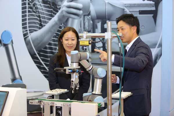 robot, robot công nghiệp, tự động hóa, Universal Robots, Cobot, robot hợp tác,