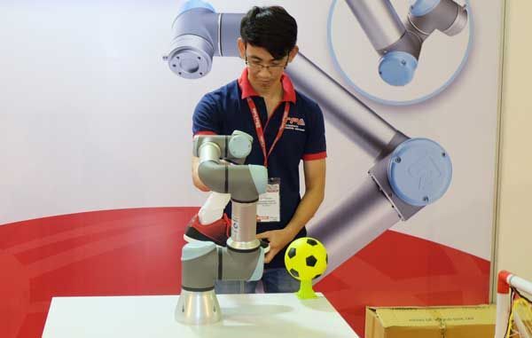 robot, robot công nghiệp, tự động hóa, Universal Robots, Cobot, robot hợp tác,