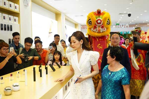 Huawei, chăm sóc khách hàng, Trung tâm Trải nghiệm khách hàng, cửa hàng trải nghiệm, Huawei Mate RS Porsche Design, Mate Series,
