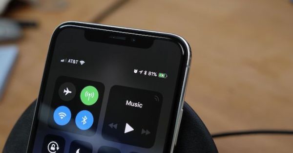 iPhone bán chậm do Apple giảm giá thay pin máy cũ