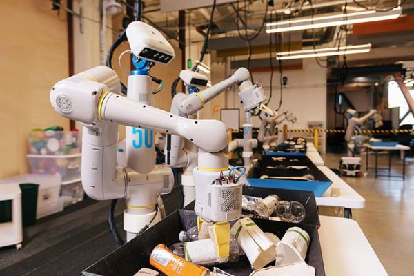 Alphabet khởi động chương trình robot phân loại rác