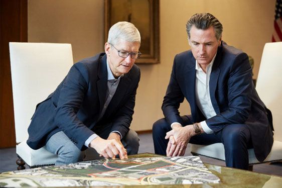 CEO Tim Cook (trái) của Apple đang bàn cách giảm thiểu khủng hoảng nhà ở với ông Gavin Newsom - Thống đốc bang California