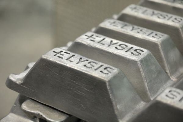 Mẻ nhôm không carbon đầu tiên của Elysis đã được Apple mua