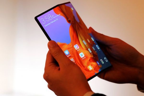 CEO BlackBerry hoài nghi về sức hấp dẫn của smartphone gập lại